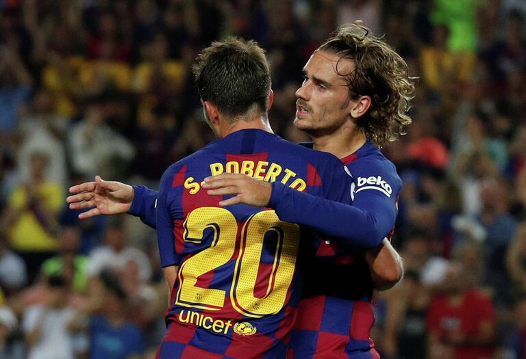 Футболисты Барселоны радуются голу