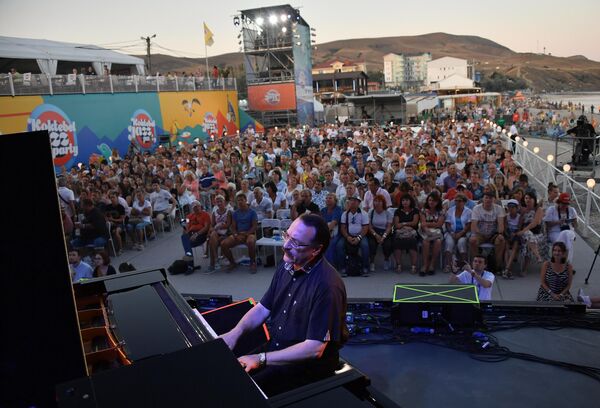 Джазовый пианист Даниил Крамер выступает на 17-м международном музыкальном фестивале Koktebel Jazz Party в Крыму