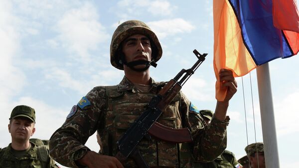 Военнослужащий подразделения Вооруженных сил Армении на учениях  ОДКБ