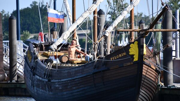 Путешественник Сергей Синельник на трехмачтовой поморской ладье Пилигрим в порту Нэшнл-Харбор на реке Потомак в пригороде Вашингтона Путешественник Сергей Синельник на трехмачтовой поморской ладье Пилигрим в порту Нэшнл-Харбор на реке Потомак в пригороде Вашингтона