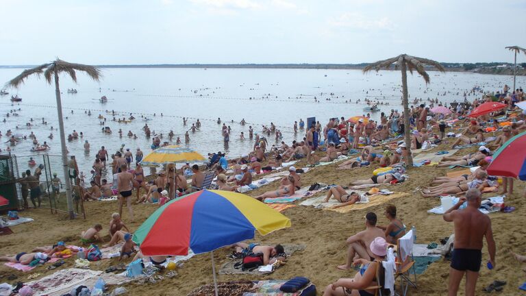 Пляж озера в час пик