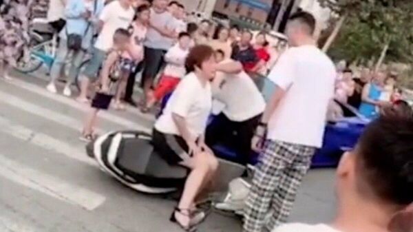 Прохожие снимают на камеру инцидент в городе Чжэнчжоу (провинция Хэнань). Скриншот