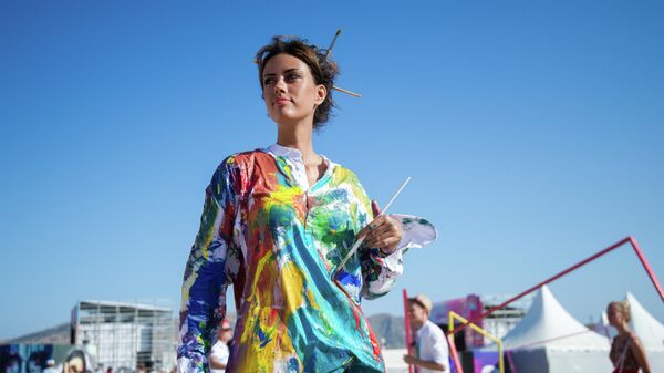 Участница иммерсивного представления на фестивале Таврида – АРТ в Крыму