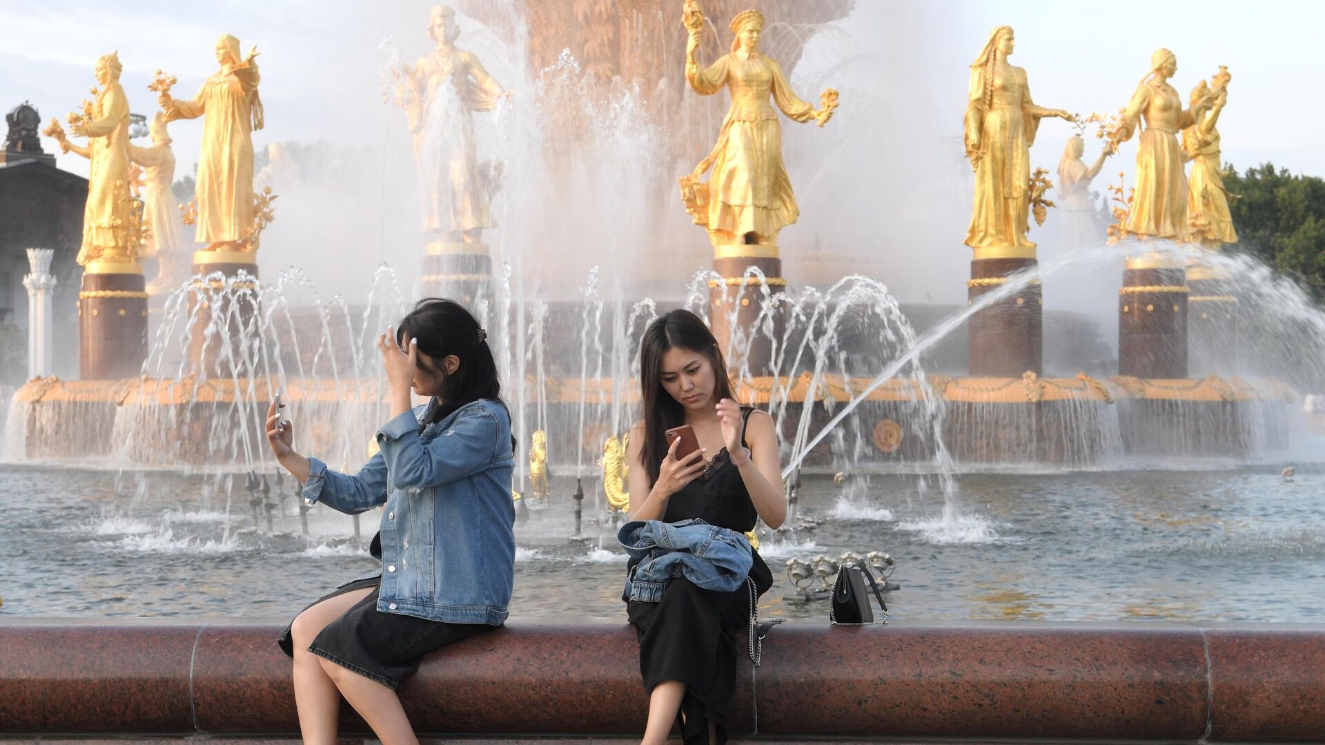 Девушки возле фонтана Дружба народов на ВДНХ  - РИА Новости, 1920, 26.08.2020