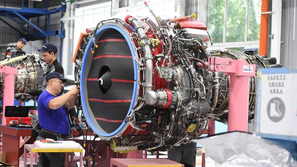 Сборка турбовентиляторного двигателя на авиационном заводе. Архивное фото