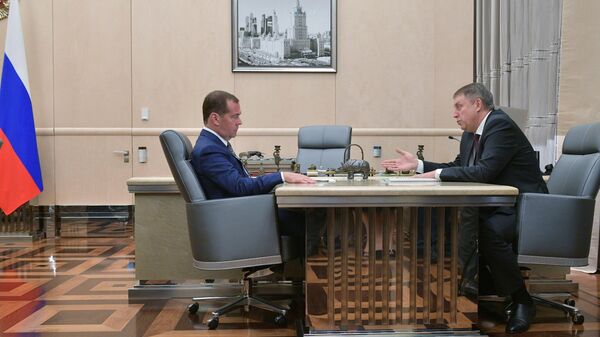 Председатель правительства РФ Дмитрий Медведев и губернатор Брянской области Александр Богомаз  во время встречи. 26 августа 2019
