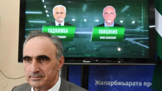 Председатель ЦИК Абхазии Тамаз Гогия на пресс-конференции о предварительных итогах голосования на выборах президента Абхазии. 26 августа 2019