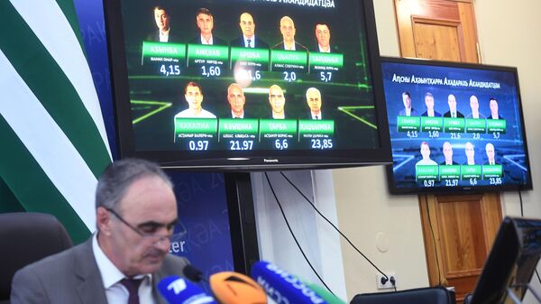 Экран в пресс-центре Центральной избирательной комиссии Абхазии с предварительными итогами голосования на выборах президента Абхазии