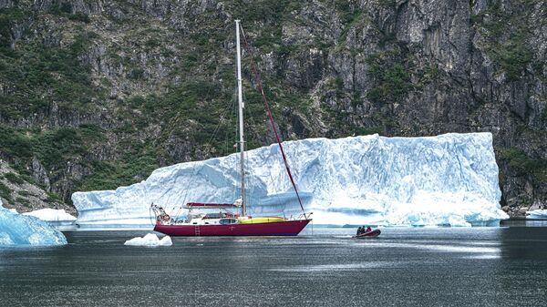 Яхта возле айсберга в Гренландии