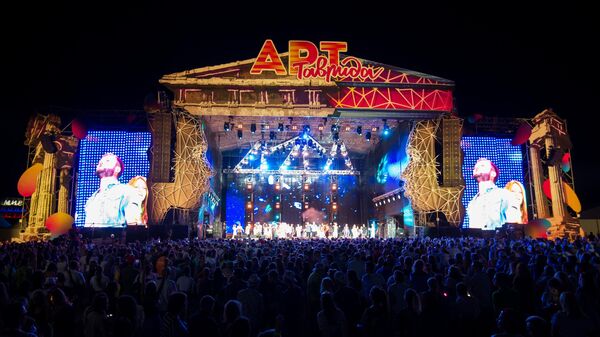 Концерт в день официального закрытия фестиваля творческих сообществ Таврида-АРТ в бухте Капсель в Судаке