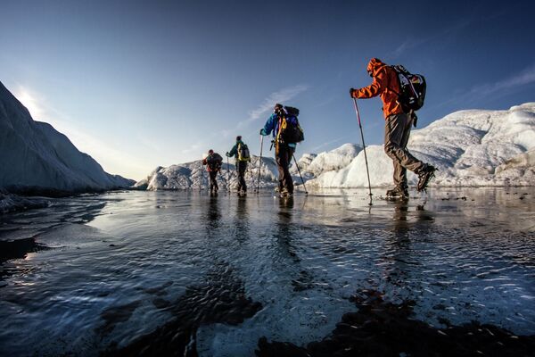 Спортсмены катаются по льду в Гренландии