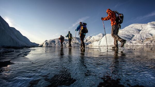 Спортсмены катаются по льду в Гренландии