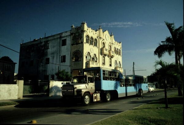 Кубинский автобус-верблюд