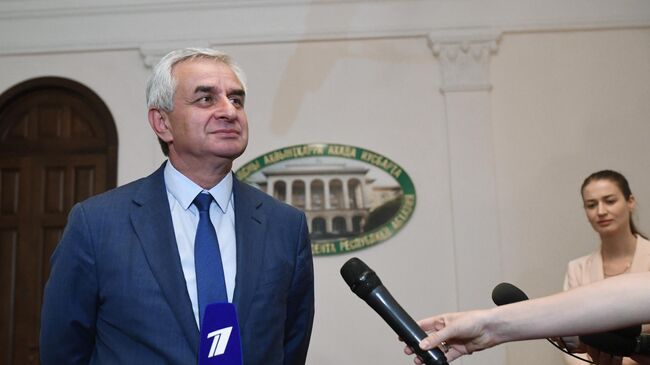 Кандидат в президенты Абхазии и действующий президент Рауль Хаджимба во время пресс-брифинга