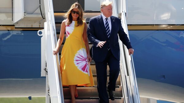Президент США Дональд Трамп с супругой Меланьей перед началом саммита G7 в Биаррице