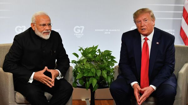 Премьер-министр Индии Нарендра Моди и президент США Дональд Трамп  на двусторонней встрече в Биаррице на юго-западе Франции. 26 августа 2019