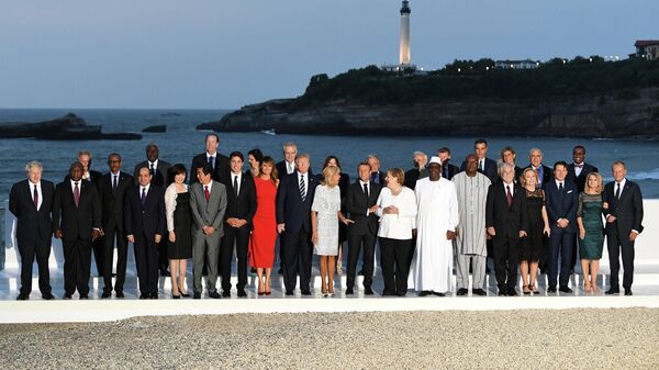 Церемония фотографирования участников и гостей саммита Большой семерки в Биаррице, Франция 