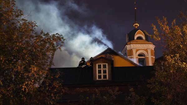 Сотрудники МЧС тушат возгорание кровли одного из зданий Богородице-Рождественского женского монастыря в Москве. 26 августа 2019