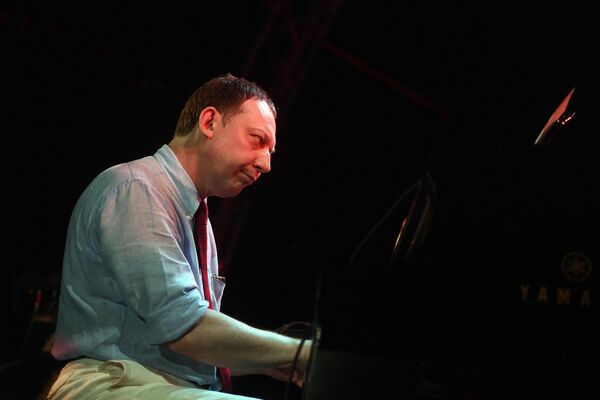 Музыкант Яков Окунь во время выступления на 17-м международном музыкальном фестивале Koktebel Jazz Party в Крыму.