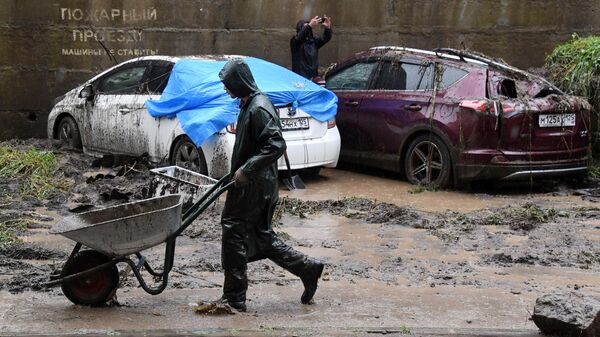 Поврежденные автомобили в результате сильного дождя во Владивостоке