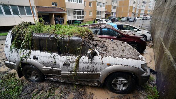 Поврежденные автомобили в результате сильного дождя во Владивостоке