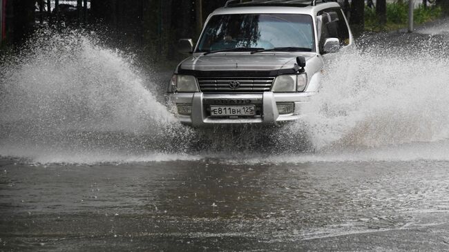 Автомобили на одной из улиц Владивостока после сильных дождей