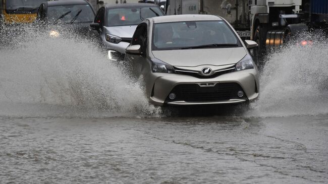 Автомобили на одной из улиц Владивостока после сильных дождей