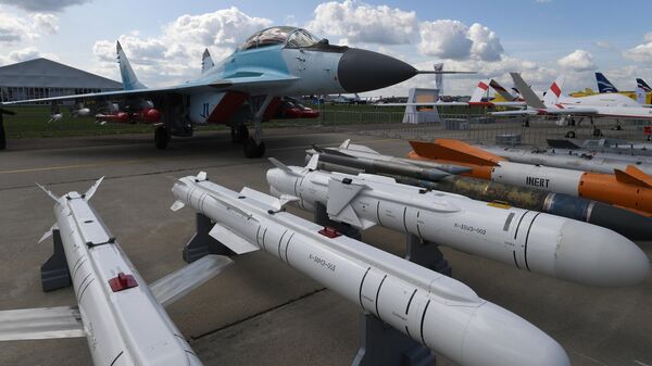 Крылатые ракеты и авиабомбы у многофункционального фронтового истребителя МиГ-35 на Международном авиационно-космическом салоне МАКС