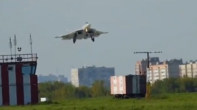 В Сети появилось видео нестандартной посадки Су-57