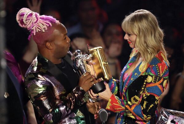 Тодрик Холл и Тейлор Свифт на церемонии вручения премии 2019 MTV Video Music Awards