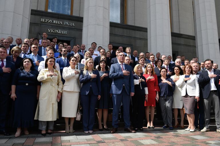 Депутаты у здания Верховной рады Украины в Киеве