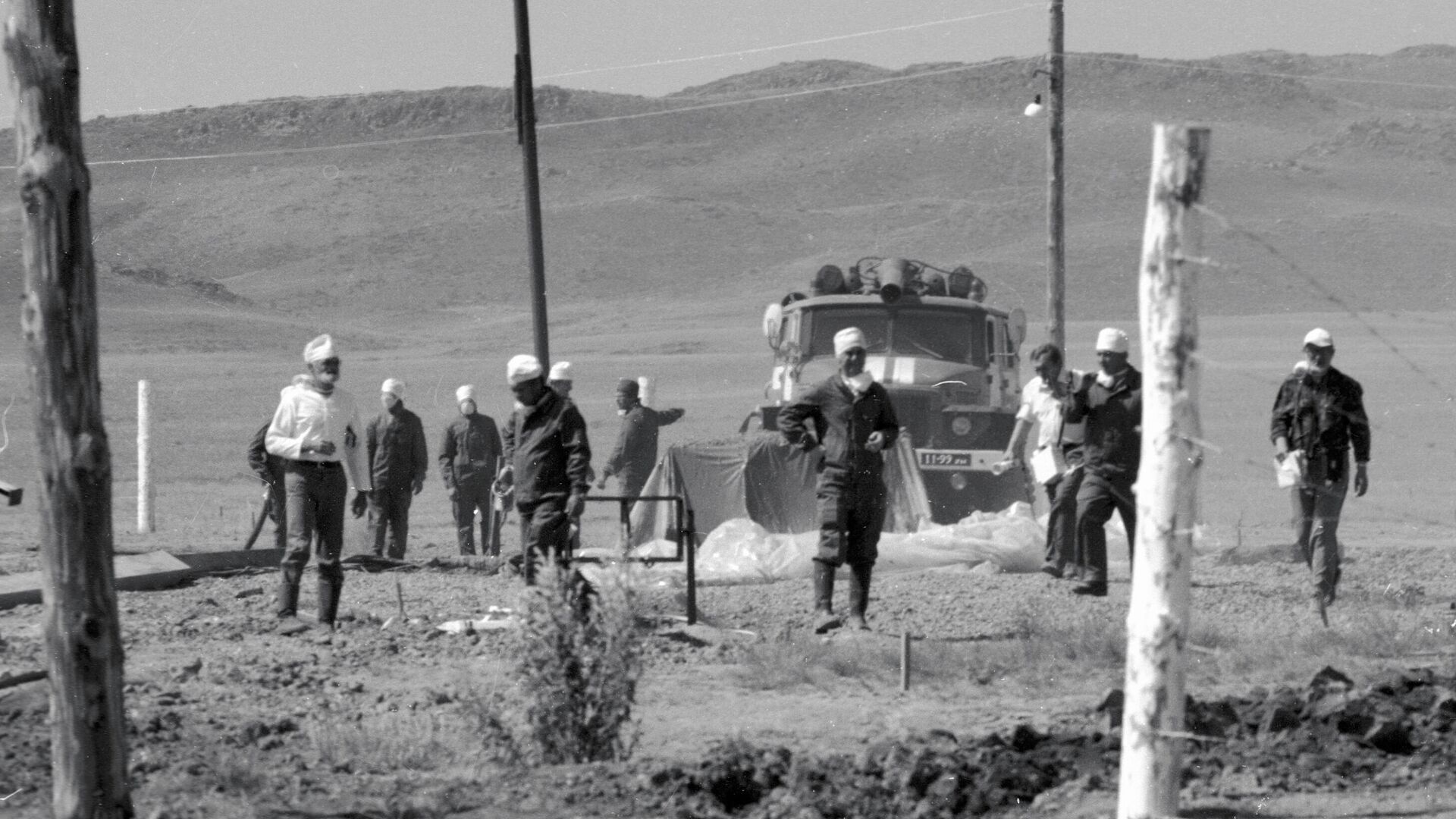 Дозиметристы проводят замеры на Семипалатинском полигоне после испытания ядерного оружия - РИА Новости, 1920, 29.08.2019