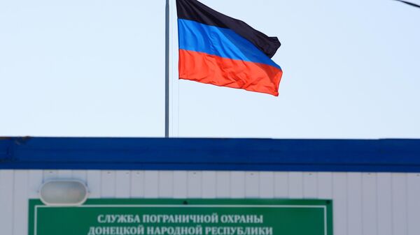 Флаг Донецкой Народной Республики над КПП Еленовка между Украиной и ДНР.