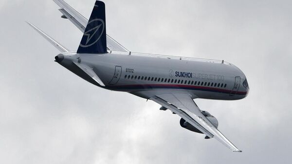 Самолет Sukhoi Superjet 100 выполняет демонстрационный полет на Международном авиационно-космическом салоне МАКС-2019