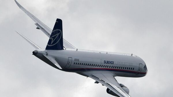Самолет Sukhoi Superjet 100 выполняет демонстрационный полет