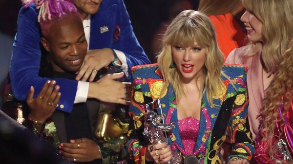 Тейлор Свифт во время получения награды на MTV Video Music Awards