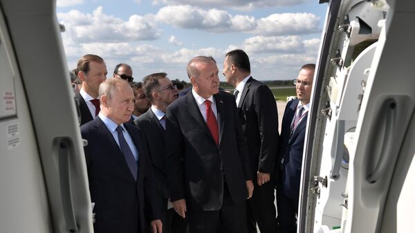 Президент РФ Владимир Путин и президент Турции Реджеп Тайип Эрдоган во время осмотра экспозиции Международного авиакосмического салона МАКС-2019