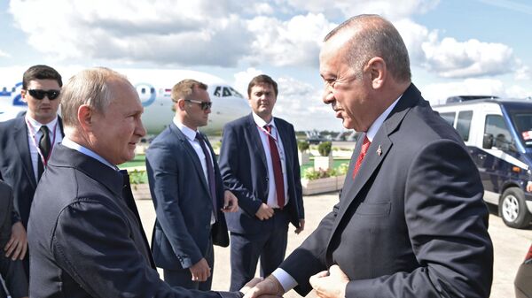 Президент РФ Владимир Путин и президент Турции Реджеп Тайип Эрдоган во время встречи перед посещением Международного авиакосмического салона МАКС-2019