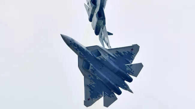 Российские многофункциональные истребители пятого поколения Су-57 выполняют демонстрационный полет на Международном авиационно-космическом салоне МАКС-2019 в подмосковном Жуковском