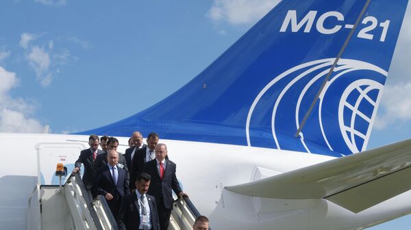 Президент РФ Владимир Путин и президент Турции Реджеп Тайип Эрдоган спускаются по трапу российского среднемагистрального пассажирского самолёта МС-21-300 во время посещения Международного авиакосмического салона МАКС-201