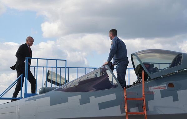 Президент Турции Реджеп Тайип Эрдоган осматривает российский многофункциональный истребитель Су-57 во время посещения Международного авиакосмического салона МАКС-2019