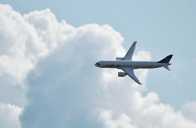 Российский среднемагистральный пассажирский самолёт МС-21-300 совершает полет на Международном авиационно-космическом салоне МАКС-2019 в подмосковном Жуковском.