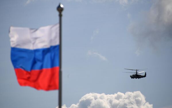 Российский разведывательно-ударный вертолёт Ка-52 Аллигатор выполняет демонстрационный полет на Международном авиационно-космическом салоне МАКС-2019 в подмосковном Жуковском