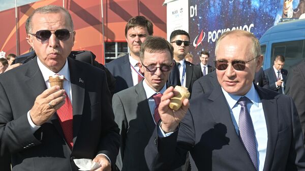 Президент РФ Владимир Путин и президент Турции Реджеп Тайип Эрдоган во время посещения Международного авиакосмического салона МАКС-2019