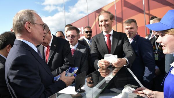 Президент РФ Владимир Путин во время посещения Международного авиакосмического салона МАКС-2019