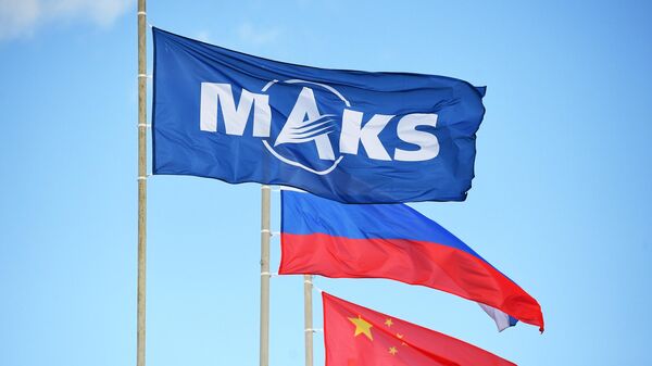 Государственные флаги России и Китая и флаг Международного авиационно-космического салона МАКС-2019