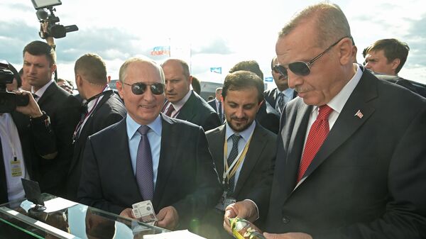 Президент РФ Владимир Путин и президент Турции Реджеп Тайип Эрдоган покупают мороженое во время посещения Международного авиакосмического салона МАКС-2019
