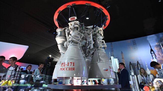 Российский жидкостный ракетный двигатель закрытого цикла РД-171, представленный на Международном авиационно-космическом салоне МАКС-2019 