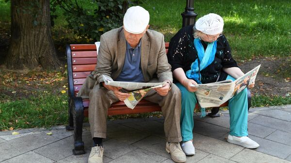 Пожилая пара в Грачевском парке Москвы