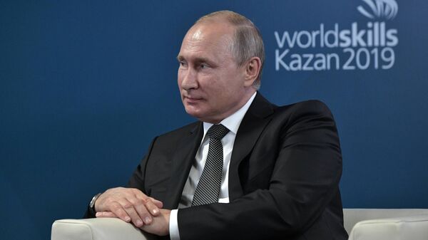Президент РФ Владимир Путин во время встречи c президентом WorldSkills International Саймоном Бартли